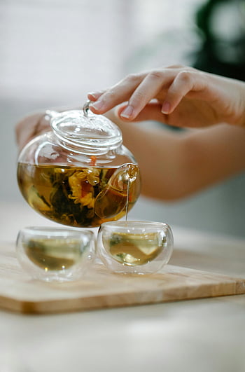 thé à thé, théière en verre, tasses claires, thé aux herbes, plateau en bois, fermer, tasses à double paroi, couler la main, Verre de table, cérémonie du thé, l'heure du thé