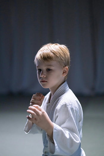 chlapec, Bílá karate gi, bojová umění, mladý kluk, Vnitřní praxe, měkké osvětlení, karate uniforma, cvičení dítěte, Výcvik bojových umění, Bílý gi, Vnitřní bojová umění