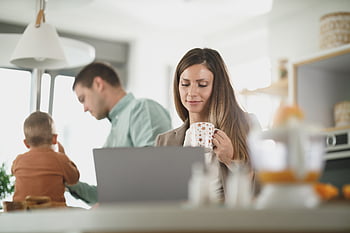 lavoro, famiglia, genitori, madre, prima colazione, mattina, caffè, il computer portatile, casa, ufficio, attività commerciale