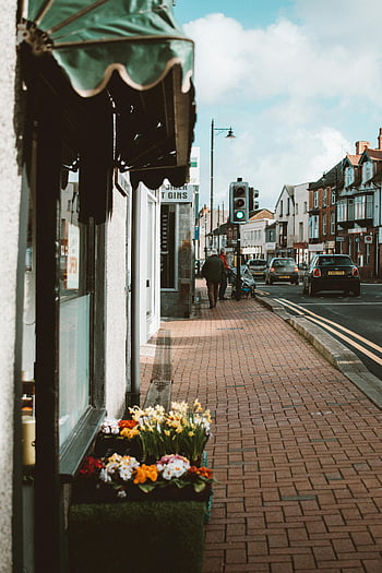 Abergele, Galles, gente che cammina, marciapiede, Scena di strada vivace, fiori che sbocciano, negozi, vista stradale, scena urbana, attività all'aperto, vita di città
