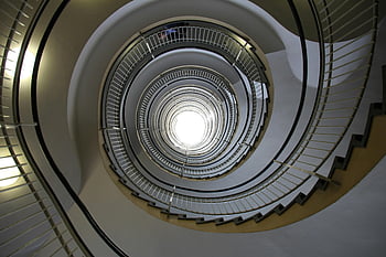 csigalépcső, modern lépcső, geometriai elegancia, építészeti szépség, spirál design, belsőépítészet, építészeti fotózás, lépcsőzetes tervezés, spirális lépések, modern építészet, spirális építészet