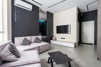 hyggelig stue, sofaer, fjernsyn, Rummelig stue, moderne stue, slanke møbler, Minimalistisk indretning, stilfuld stue, Sort og hvid indretning, moderne møbler