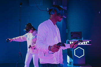 vr auricolare, Game di realtà virtuale, Adulti Gaming, Controller VR, sessione di gioco, Esperienza di realtà virtuale, Giochi immersivi, Tecnologia VR, gioco interattivo, cuffie per realtà virtuale, ambiente di gioco