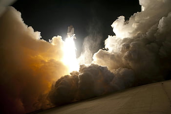 lancio dello space shuttle, fumo bianco, cielo notturno, fumo fluttuante, luce intensa, Immagine drammatica, navicella spaziale, lancio del razzo, aerospaziale, esplorazione dello spazio, lancio notturno