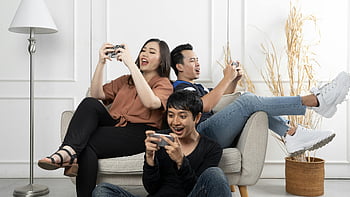 diverse vrienden, mobiel spel, videospellen, indoor plezier, enthousiast spelen, groepsactiviteit, Casual gaming, Vrienden ontspannen, woonkamer, samen gamen, smartphone-spellen