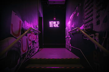 segnaletica al neon, scala drammatica, segno illuminato, Atmosfera urbana, luci al neon, muro di graffiti, arte Moderna, scala interna, colori vibranti, contesto urbano, arte al neon