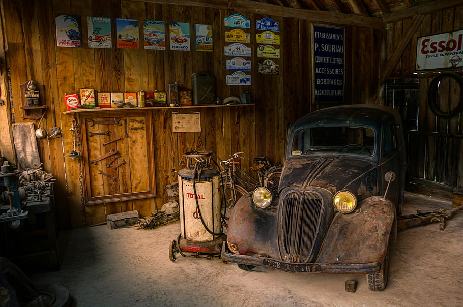 staré auto, Rustikální garáž, vinobraní známky, nástroje, klasické vozidlo, starožitný automobil, Interiér garáže, vinobraní výzdoba, automobilové memorabilia, retro auto, Garážová scéna