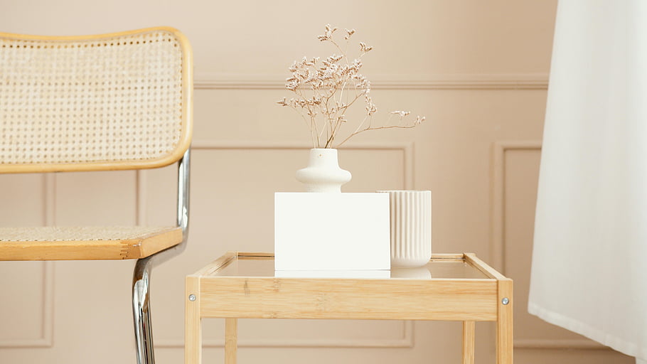 Keramikvase, Holzglastisch, minimalistisches Interieur, Weiche Pastellfarben, elegantes Dekor, Holzstuhl, getrocknete Blumen, moderne Möbel, Wohnkultur, Innenarchitektur, Pastelltöne