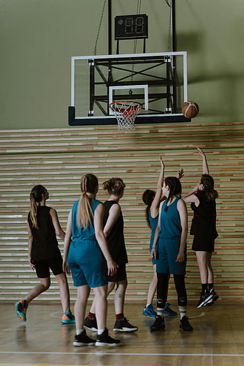 Frauen, die Basketball spielen, Indoor-Basketballplatz, Zusammenspiel, physische Aktivität, Gruppe von Frauen, Basketball spieler, Sport, Hallensport, Sportliche Frauen, basketball Spiel, Wettbewerb