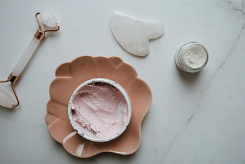 Gua Sha, Esensi perawatan kulit, krim, rol, permukaan marmer, Konsep kecantikan, Pandangan atas, anggun, alat perawatan kulit, perawatan wajah, perawatan diri
