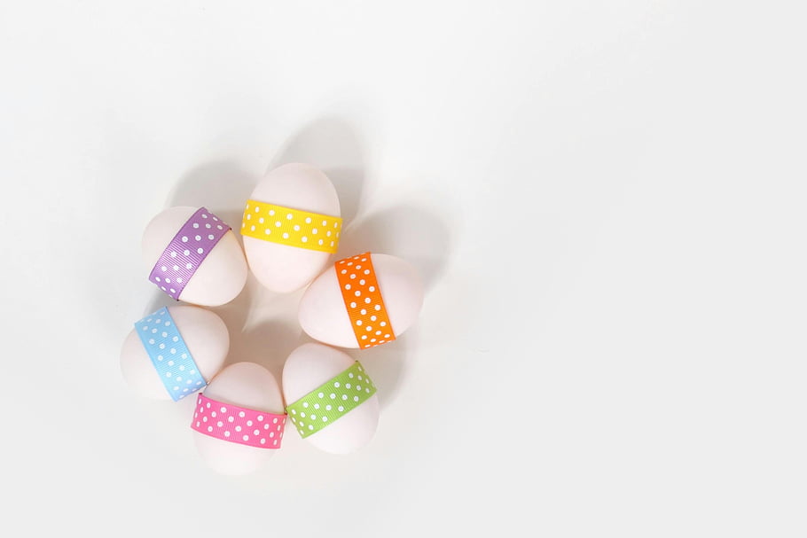 velikonoční vajíčka, Polka Dot Ribbons, bílé pozadí, pestrobarevné, Oválné ozdoby, různé barvy, kruhové uspořádání, slavnostní dekorace, jarní prázdniny, velikonoční dekorace, barevné vejce