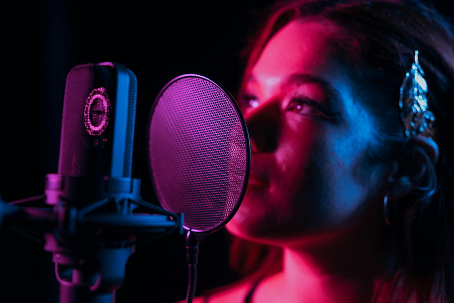 žena zpěv, pop filtr, mikrofon, nahrávací studio, spoře osvětlené, detail, zpěvák, hudební produkce, hlasový záznam, studiové osvětlení, Popový štít