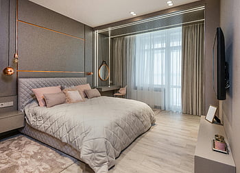 Stylová ložnice, pohodlná postel, toaletní stolek, moderní dekor, Elegantní ložnice, přirozené světlo, Současná ložnice, interiér ložnice, Útulné povlečení, ložnice design, ložnice nábytek