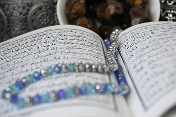 coran, photographie rapprochée, chapelet de prière, Rendez-vous, Ramadan, Foi, spiritualité, Islam, Coran ouvert, symboles religieux, livre sacré
