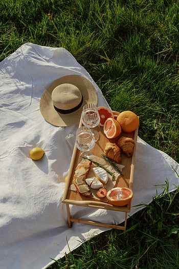stół piknikowy, jedzenie na kocu, piknik na świeżym powietrzu, owoce, ciastka, Napoje orzeźwiające, słoneczny dzień, Konfiguracja piknikowa, trawiaste pole, Taca piknikowa, cytrynowy