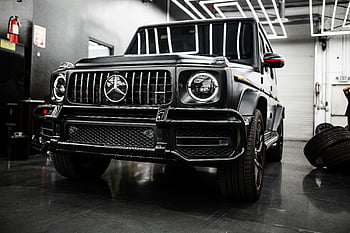 Černá třída Mercedes-Benz G., Luxusní SUV, Moderní garáž, Pozoruhodný design, mercedes-benz, G-třída SUV, černé auto, špičkové vozidlo, nastavení garáže, automobilové fotografie, luxusní vozidlo