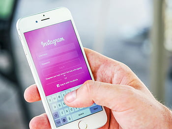 Instagram přihlášení, chytrý telefon, mobilní technologie, ruka drží telefon, přihlašovací obrazovka, detail, instagramu, mobilní zařízení, sociální média, digitální rozhraní, uživatelské rozhraní