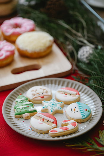 クリスマスのクッキー、 ジンジャーブレッド、 お祝いデコレーション、 針葉樹枝、 クリスマスのお祝い、 カラフルなクッキー、 サンタクロース、 トナカイ、 雪だるま、 クリスマスツリー、 スタークッキー