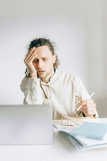 ohromen muž, pracovní stres, únava, stolní práce, mladý muž, bílé šaty košile, pracovní stůl, stres v práci, ohromen prací, Únava práce, stres na stůl