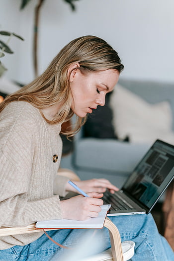 student, laptop, Psaní poznámky, plánovač, Zaměřená žena, studovat, Útulné vnitřní nastavení, učení se, vzdělání, produktivita, Domácí studium