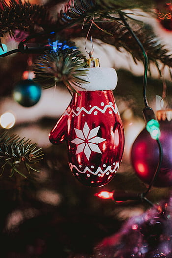 rote Verzierung, festlicher roter Fäustling, Weihnachtsbaum Dekoration, Nahaufnahme Origination, Urlaub Dekor, rotes Fäustling-Ornament, Weihnachtsbaum Ornament, festliche Dekoration, Weihnachtsbeleuchtung, Ferienzeit, rote Weihnachtsverzierung