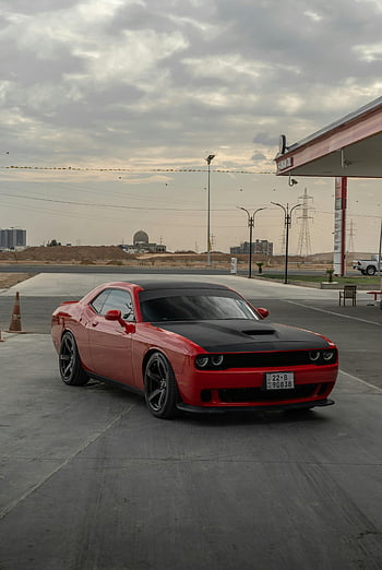 Red Dodge Challenger, čerpací stanice, zatažená obloha, zaparkované auto, červené auto, dodge challenger, plynové čerpadlo, venkovní scénu, oblačno, vozidlo
