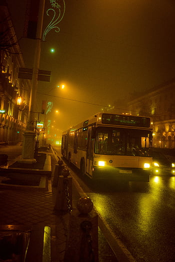 autobus bianco, notte, via della città, Lampioni luminosi, Scena atmosferica, notte urbana, autobus su strada, fotografia notturna, atmosfera di strada, luci della città, paesaggio urbano notturno