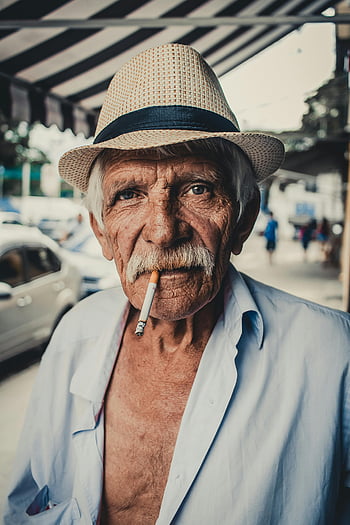 starší muž, cigareta v ústech, nosit klobouk, Ulice São Paulo, Brazílie, portrét, kouření, pouliční fotografie, městské scény, upřímný záběr, starší pán