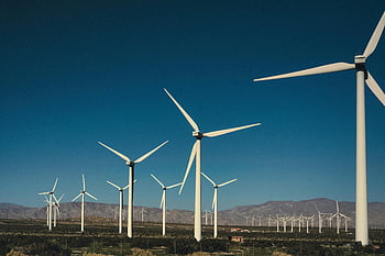 větrná farma, větrné turbíny, čistá energie, krajina, hory, modrá obloha, obnovitelná energie, udržitelná energie, síla větru, ochrany životního prostředí, šetrné k životnímu prostředí