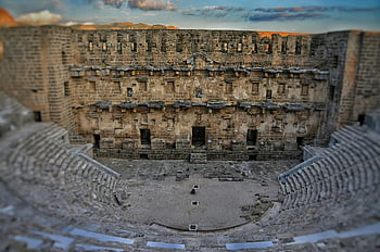 Aspendos Roman Theatre, ความยิ่งใหญ่ทางประวัติศาสตร์, สถาปัตยกรรมโบราณ, สถานที่สำคัญที่ได้รับการอนุรักษ์ไว้อย่างดี, โครงสร้างอิฐสีน้ำตาล, สิ่งมหัศจรรย์โบราณ, สถานที่ประวัติศาสตร์, โรงละครโรมัน, สงสัยสถาปัตยกรรม, ซากปรักหักพังโบราณ, สถานที่สำคัญทางประวัติศาสตร์