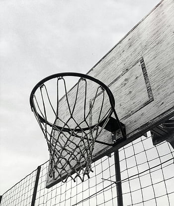 fotografia in scala di grigi, canestro, Scatto monocromatico, sport all'aperto, sfondo del cielo, netto, piano di sostegno, bianco e nero, attrezzatura sportiva, Tribunale, reticolato