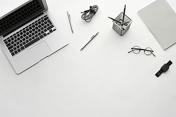 macbook, stół, minimalistyczne miejsce pracy, laptop, okulary, materiały biurowe, białe biurko, widok z góry, obszar roboczy, konfiguracja biurka, wydajność