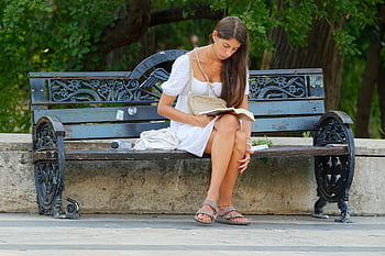 หญิง, การอ่าน, จอด, หนังสือ, ยืน, ม้านั่งในสวนสาธารณะ, กลางแจ้ง, การพักผ่อนหย่อนใจ, การผ่อนคลาย, วิถีการดำเนินชีวิต