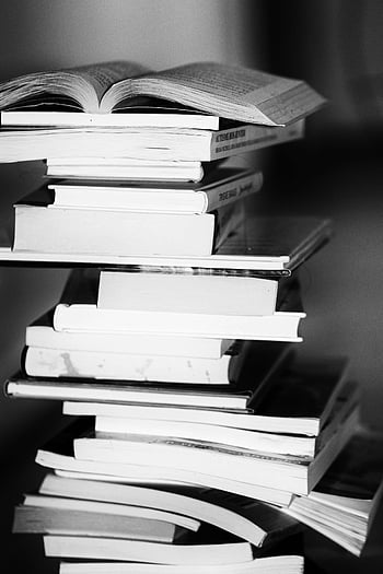hromadu knih, Monochromatický obrázek, vysoký zásobník, vzdělání, znalost, Černý a bílý, kniha zásobníku, čtení, studie, literatura, učení se