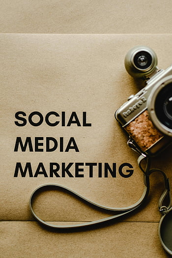 Social Media Marketing, Vintage Kamera, Nahaufnahme, brauner Hintergrund, Digitalkamera, Marketing-Konzept, Text auf Umschlag, Retro-Kamera, sozialen Medien, Marketingtext, Kameragurt