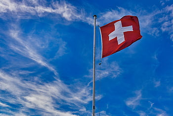 švýcarská vlajka, Vlajka Švýcarska, grindelwald, Živá modrá obloha, vlající vlajka, stožár, červená a bílá, Švýcarský znak, venkovní scénu, Evropská vlajka, alpské oblasti