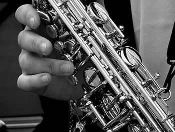 saxophone, la main du musicien, Photographie à l'échelle grise, image monochrome, talent artistique musical, saxophone jouant, noir et blanc, instrument de musique, photographie rapprochée, photographie artistique, main sur saxophone