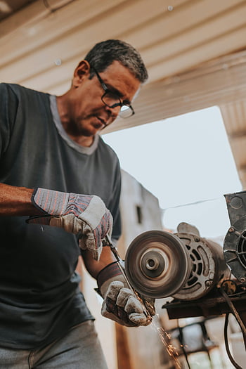 Managem de metal de moagem de homem, Ferramentas de afiação do artesão, moedor, workshop interno, habilidade e precisão, metalurgia, faíscas, luvas de segurança, Artesanato industrial, Afício da ferramenta, trabalho de precisão