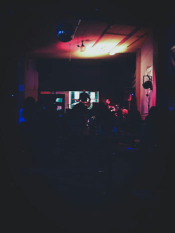 música en vivo, banda silueta, luces de colores, club nocturno oscuro, puesta en escena, gente en el bar, escenario nocturno, actuación en vivo, lugar de musica, Ambiente de concierto, escena de la vida nocturna