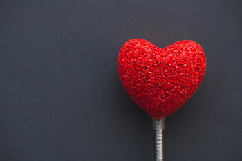 červené srdce, tmavé pozadí, Valentýn, symbol lásky, romantický, tvar srdce, třpytivé srdce, dekorativní srdce, srdce na hůl, srdce dekorace, červené třpytky