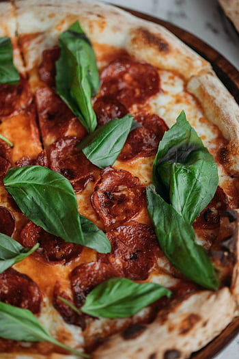 Pizza pepperoni, salám, bazalka, detail, vysoký úhel pohledu, Čerstvé listy bazalky, pepperoni pizza, pizza zálivky, italské jídlo, pizza krusty, pizza sýr