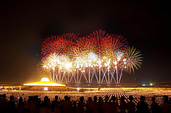 ohňostroj, noční obloha, buddhistický chrám, festivalové oslavy, Vibrující ohňostroje, lidé sledují, Oslava chrámu, noční oslava, kulturní festival, Chrámové ohňostroje, noční ohňostroj