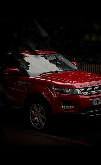 Range Rover rossa, Range Rover Evoque, SUV rosso lucido, Parcheggiato su strada, Circondato da alberi, macchina di lusso, veicolo all'aperto, auto rossa, suv, alberi, strada