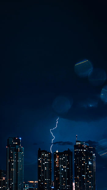 αστραπή, νυχτερινός ουρανός, Jakarta Skyline, κατακόρυφος, φωτισμένη πόλη, νυχτερινή φωτογραφία, αστικό τοπίο, καταιγίδα, φώτα της πόλης, δραματικός καιρός, ουρανοξύστες
