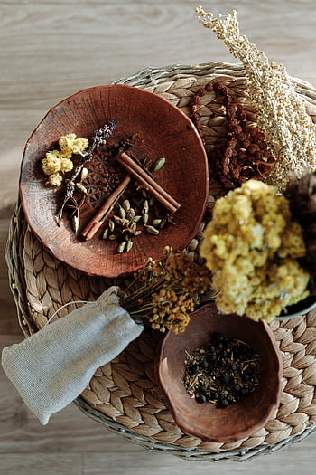 Kräuter, braune Holzschale, Zimt, Kardamom, getrocknete Blumen, rustikale Holzschalen, natürliches Flatlay, Gewürze, getrocknete Kräuter, Flatlay, rustikale Einrichtung