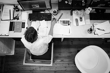 sort og hvid, medarbejder, arbejder, skrivebord, papirer, computer, overvåge, kontor, arbejdsområde, overhead view, monokrom