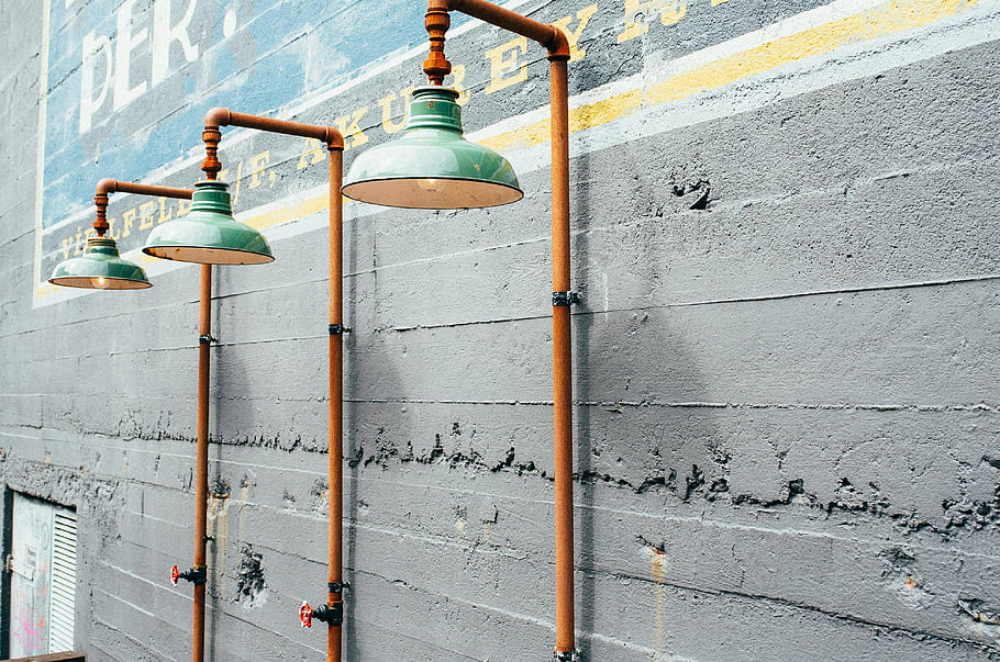 venkovní vintage lampy, měděné potrubí, texturovaná betonová zeď, městského designu, průmyslové osvětlení, retro osvětlení, venkovní osvětlení, ročník osvětlení, měděné trubky, průmyslový dekor, městské výzdoby