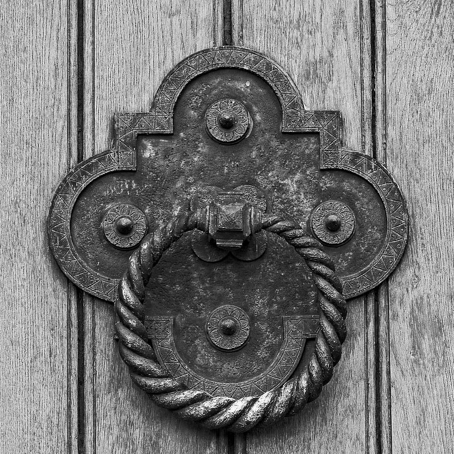 klepadlo, starožitný knocker dveří, kovové klepadlo na dveře, dřevěné dveře, černobílé fotografie, Ozdobený knocker dveří, Knocker Vintage Door, dekorativní knocker dveří, staré dveře, klika, dveřní kování