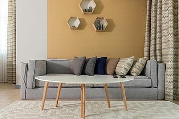 nowoczesny salon, Stylowe wnętrze, szara sofa, biały stół, Elegancki wystrój, Wygodna sofa, Współczesne meble, projekt salonu, projektowanie wnętrz, Półki sześciokątne, Przytulna przestrzeń życiowa