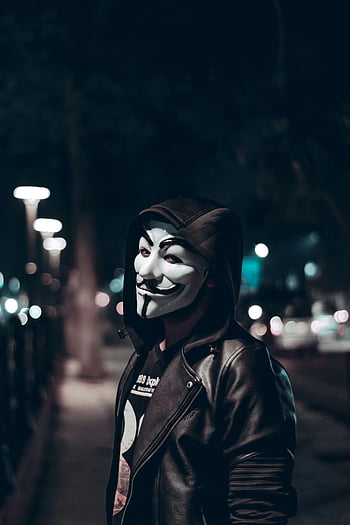maska ​​fawkes chlap, městské ulice, noc, spoře osvětlené, osoba, s kapucí, kožená bunda, pouliční osvětlení, anonymita, Protestní symbol, V jako vendeta